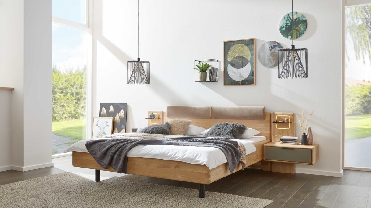 Bettgestell Interliving aus Holz in Grau Interliving Schlafzimmer Serie 1015 – Bettgestell mit Hängekonsolen sienafarbener Bezug Kano 9811,  Wildeiche – Liegefläche ca. 180 x 200 cm