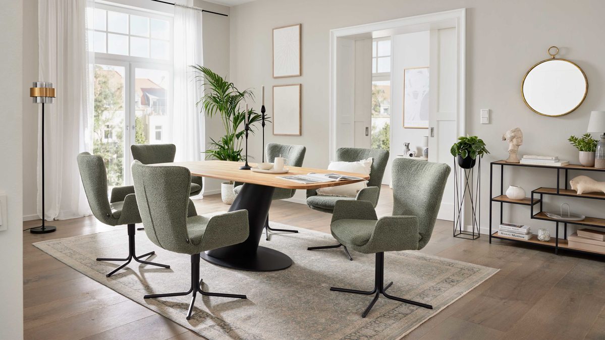 Esstisch Interliving aus Holz in Holzfarben Interliving Esszimmer Serie 5121 – Essgruppe mit sechs Stühlen Charakter-Eiche, thymianfarbener Bouclé Alpine  & schwarzes Metall – ca. 200 x 100 cm