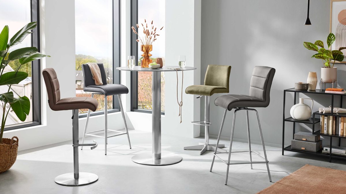 Tischgruppe Interliving aus Glas in Mehrfarbig Interliving Esszimmer Serie 5122 – Bargruppe mit vier Stühlen graues Glas, Stoffbezüge & Edelstahl - fünfteilig