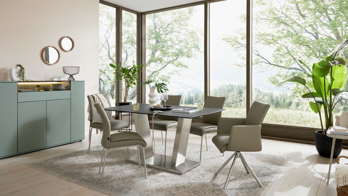 Tischgruppe Interliving aus Holz in Schwarz Interliving Esszimmer Serie 5122 – Essgruppe mit sechs Stühlen schwarzes Glas, fangofarbenes Kunstleder & Edelstahl