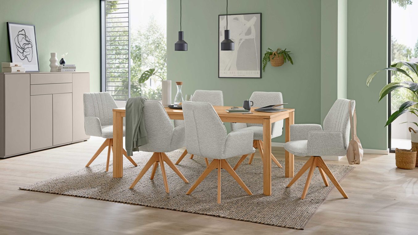 Tischgruppe Interliving aus Holz in Holzfarben Interliving Esszimmer Serie 5102 – Essgruppe im Skandi-Style Eiche Bianco & leinenfarbener Jacquard Lodge L07 - siebenteilig