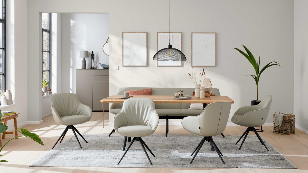 Tischgruppe Interliving aus Leder in Beige Interliving Esszimmer Serie 5115 - sechsteilige Essgruppe milchkaffeefarbenes Leder Tendens Latte, anthrazitfarbenes Metall & astige Eiche