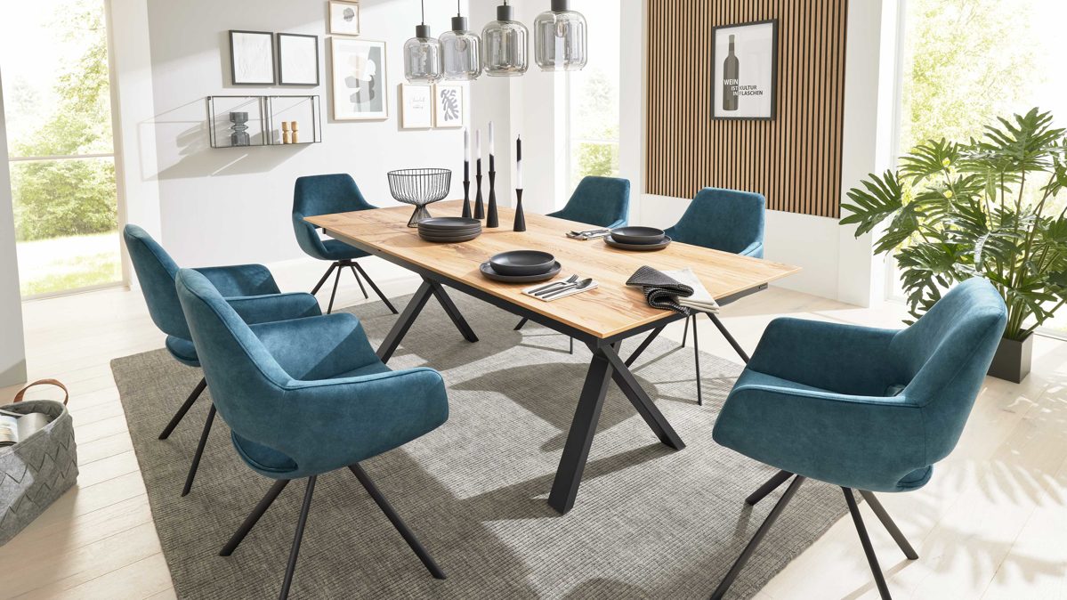 Tischgruppe Interliving aus Stoff in Blau Interliving Esszimmer Serie 5112 - Essgruppe im Skandi-Look petrolfarbene Mikrofaser Dubai PY, anthrazitfarbenes Metall & goldbraune Halifax Eiche