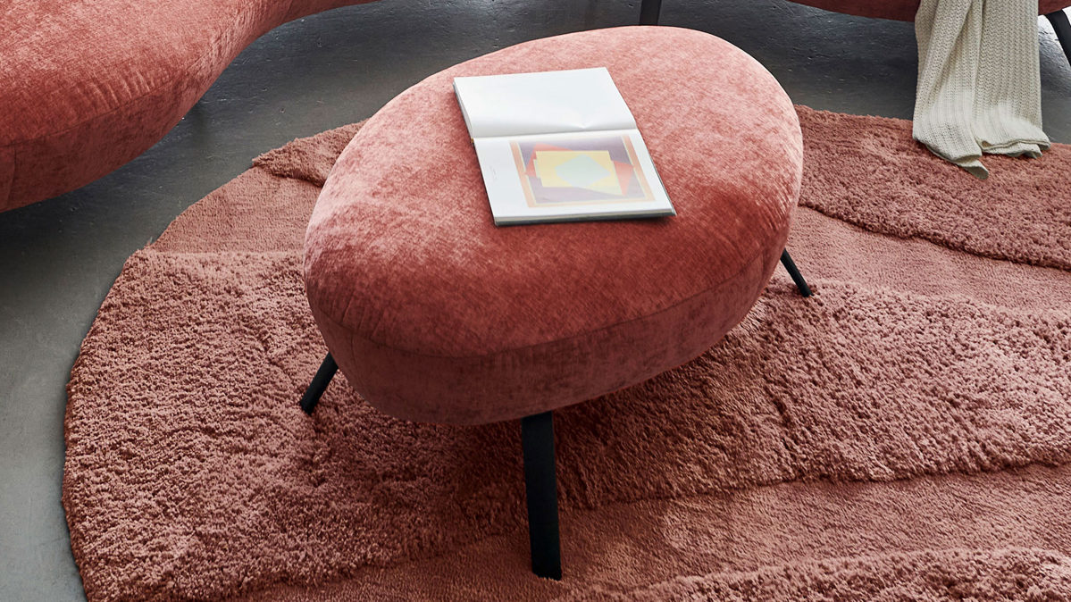 Polsterhocker KAWOO aus Stoff in Orange KAWOO Serie Curve - Hocker kupferfarbener Bezug Nile Marsala & schwarze Füße - ca. 117 x 78 cm