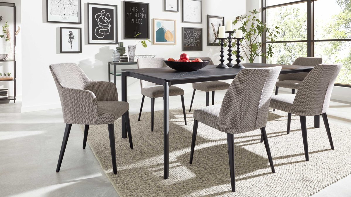 Tischgruppe Interliving aus Stoff in Silber Interliving Esszimmer Serie 5110 - Essgruppe mit Armlehnstühlen silberfarbener Bezug Calvin, ebenholzfarbene Holzfüße & mattschwarzes Eichefurnier