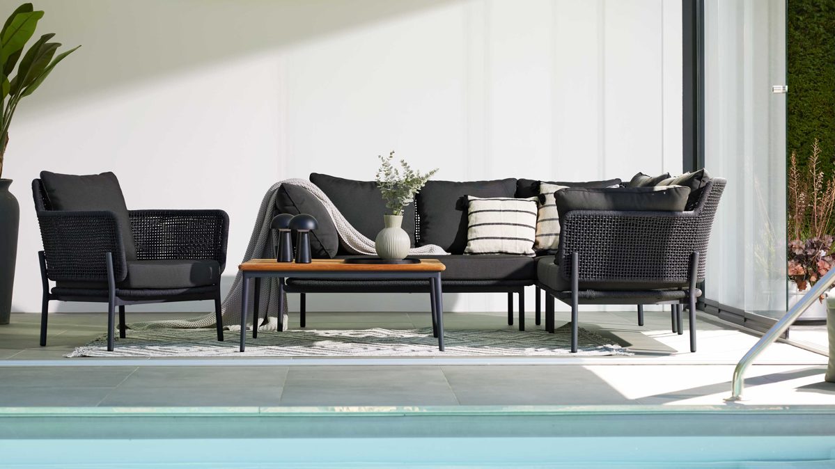 Gartenmöbel-Set Interliving aus Stoff in Grau Interliving Gartenmöbel Serie 7005 – Loungemöbel-Set graues Kordelgeflecht & dunkelgrauer Olefinbezug, Teakholz & Aluminium