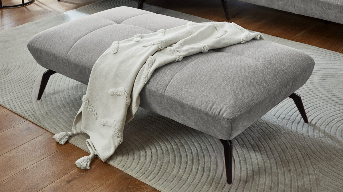 Polsterhocker KAWOO aus Stoff in Hellgrau KAWOO Polsterprogramm New Jersey - XXL-Hocker silberfarbener Bezug 02 Brego & silberfarbener Bezug 15 Lothar – ca. 142 x 80 cm