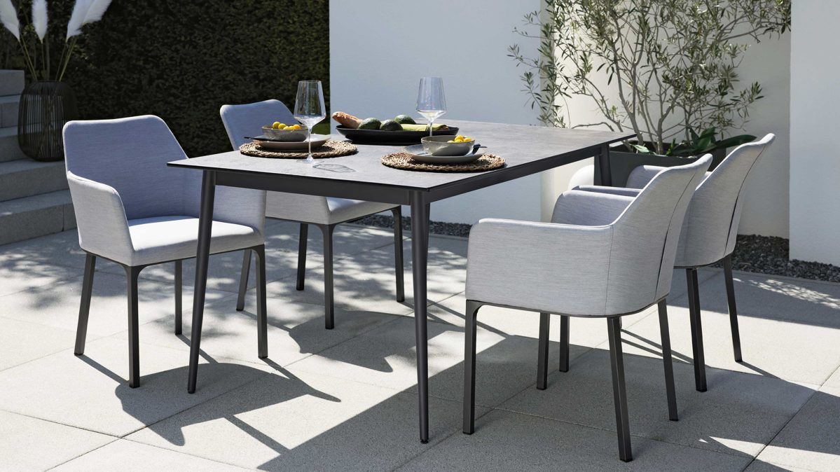 Gartenmöbel-Set Interliving aus Stoff in Grau Interliving Gartenmöbel Serie 7003 – Tischgruppe im Skandi Style hellgrauer Bezug Panama, HPL Beton & Aluminium