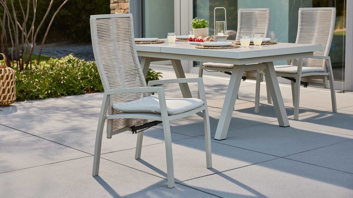 Gartenstuhl /-sessel Interliving aus Kunstfaser in Beige Interliving Gartenmöbel Serie 7011 - Positionsstuhl beiges Rope & TEXTILENE®, taupefarbenes  Aluminium