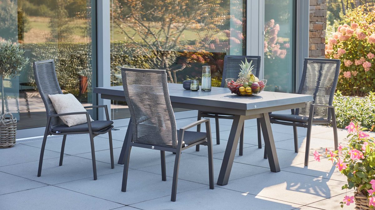 Tischgruppe Interliving aus Stein in Hellgrau Interliving Gartenmöbel Serie 7011 - Tischgruppe betonfarbener Sinterstein, rußfarbenes Sunbrella®, anthrazitfarbenes Aluminium & TEXTILENE®