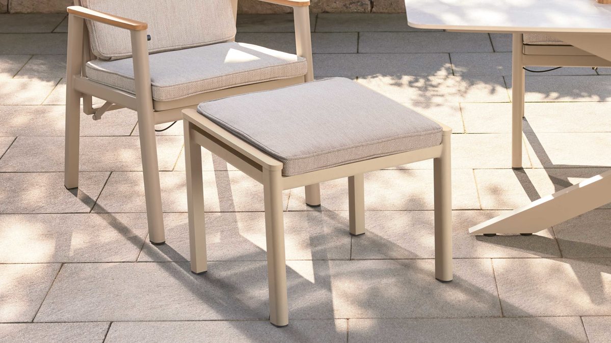 Gartenhocker Interliving aus Metall in Beige Interliving Gartenmöbel Serie 7014 - Gartenhocker mit Kissen beiges TEXTILENE® & taupefarbenes Aluminium