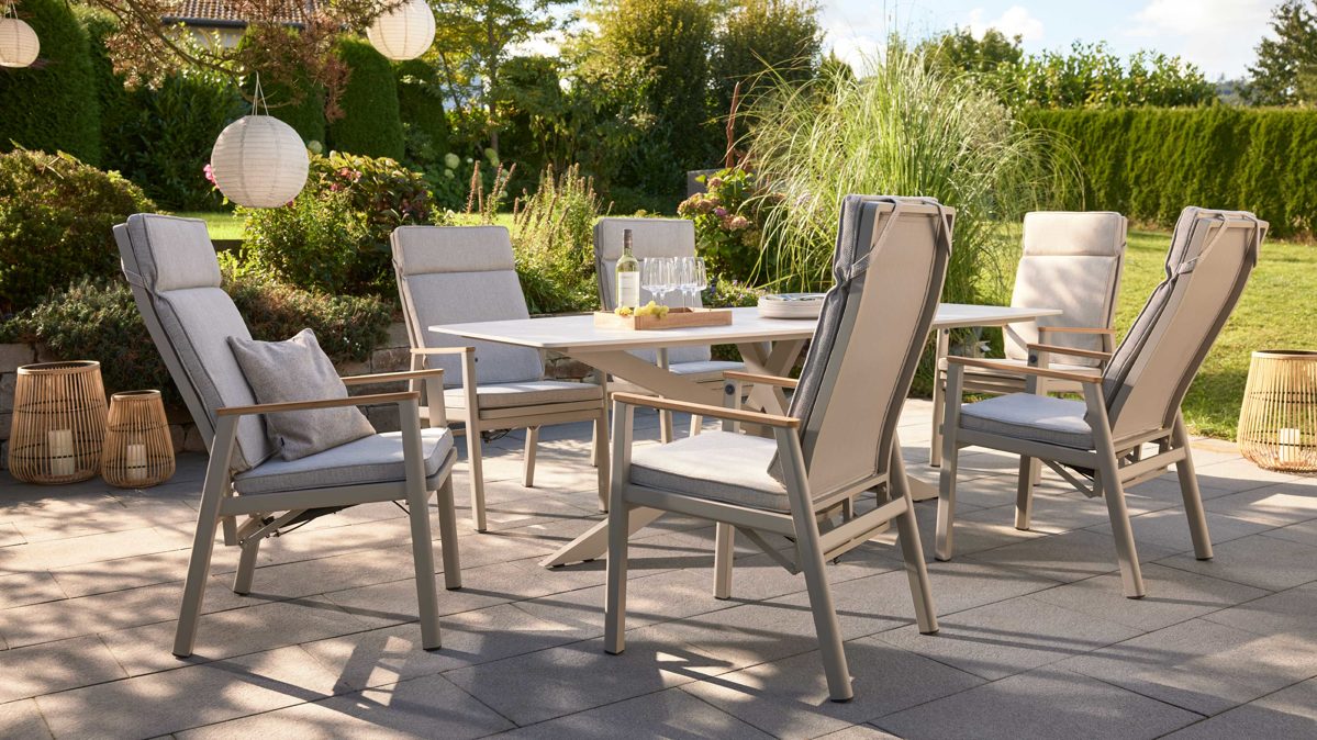 Tischgruppe Interliving aus Metall in Beige Interliving Gartenmöbel Serie 7014 - Essgruppe mit sechs Stühlen beiges TEXTILIENE®, Sinterstein & taupefarbenes Aluminium