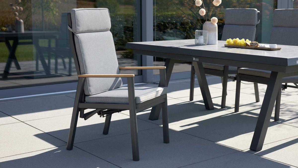 Gartenstuhl /-sessel Interliving aus Metall in Anthrazit Interliving Gartenmöbel Serie 7014 - Gartenstuhl mit Relaxfunktion anthrazitfarbenes TEXTILENE®, Aluminium & Teakholz