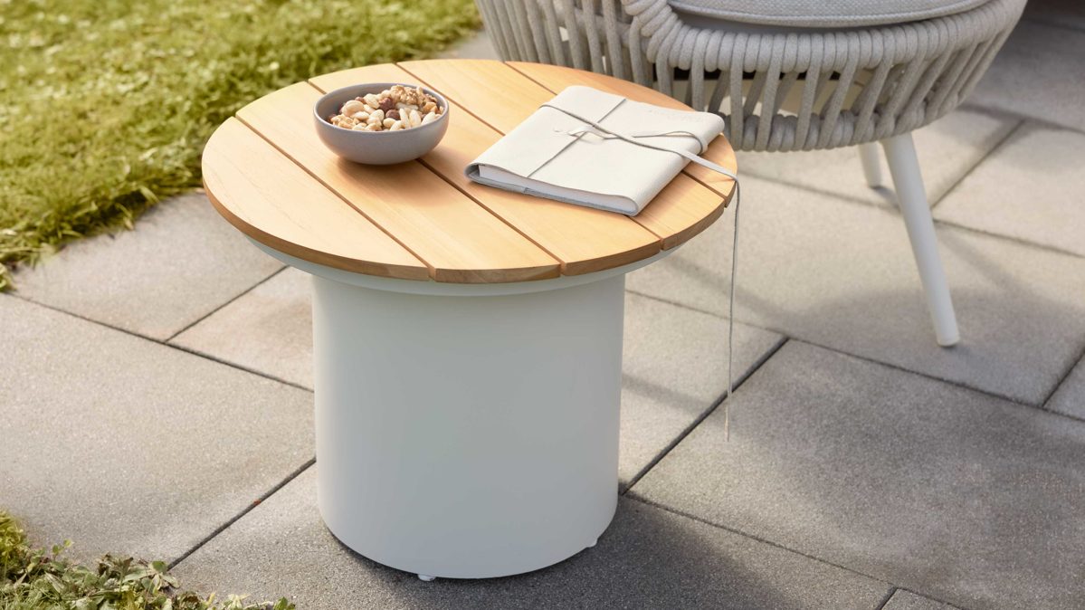 Gartentisch Interliving aus Metall in Beige Interliving Gartenmöbel Serie 7015 - Beistelltisch mit Holzplatte Teakholz & taupefarbenes  Aluminium - Durchmesser ca. 50 cm