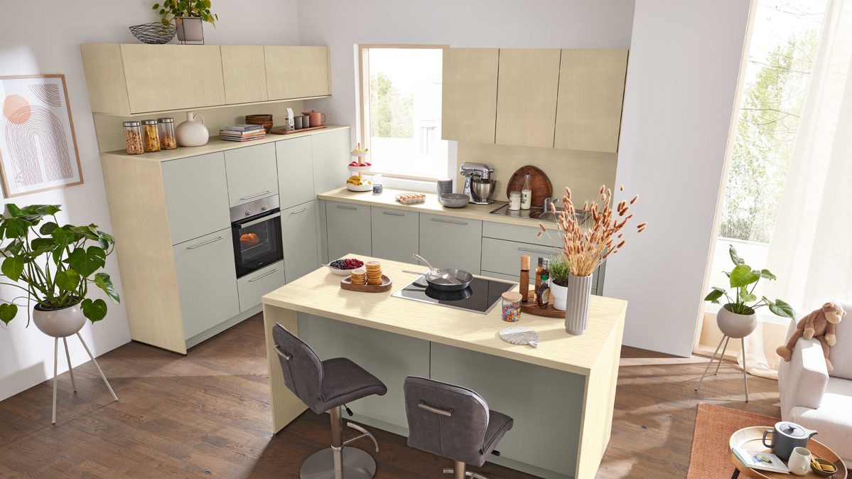 Einbauküche Interliving aus Holz in Hellgrau Interliving Küche Serie 3111 mit Constructa-Einbaugeräten Platingrau & Sandesche - dreizeilig