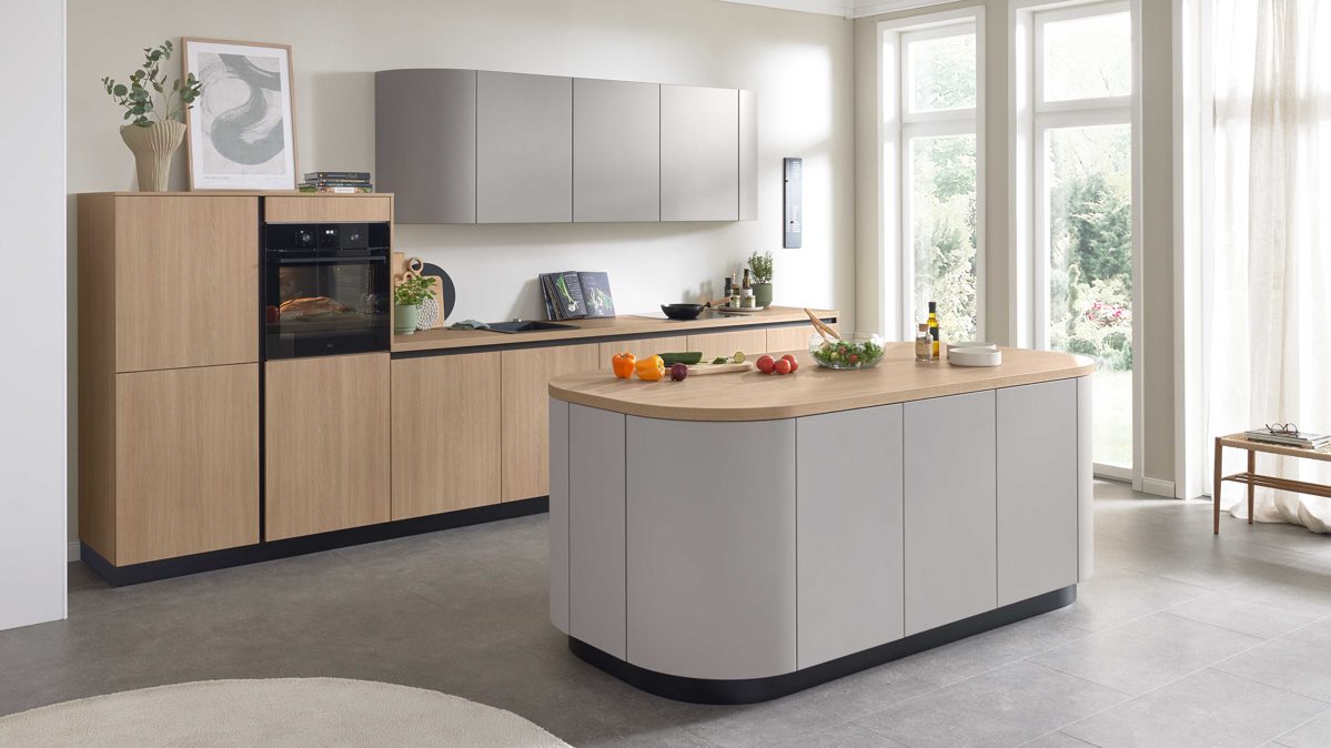 Einbauküche WERT KÜCHE® aus Holz in Grau WERT KÜCHE® Christin mit AEG Einbaugeräten Kaschmirbraun & Sandeiche – zweizeilig