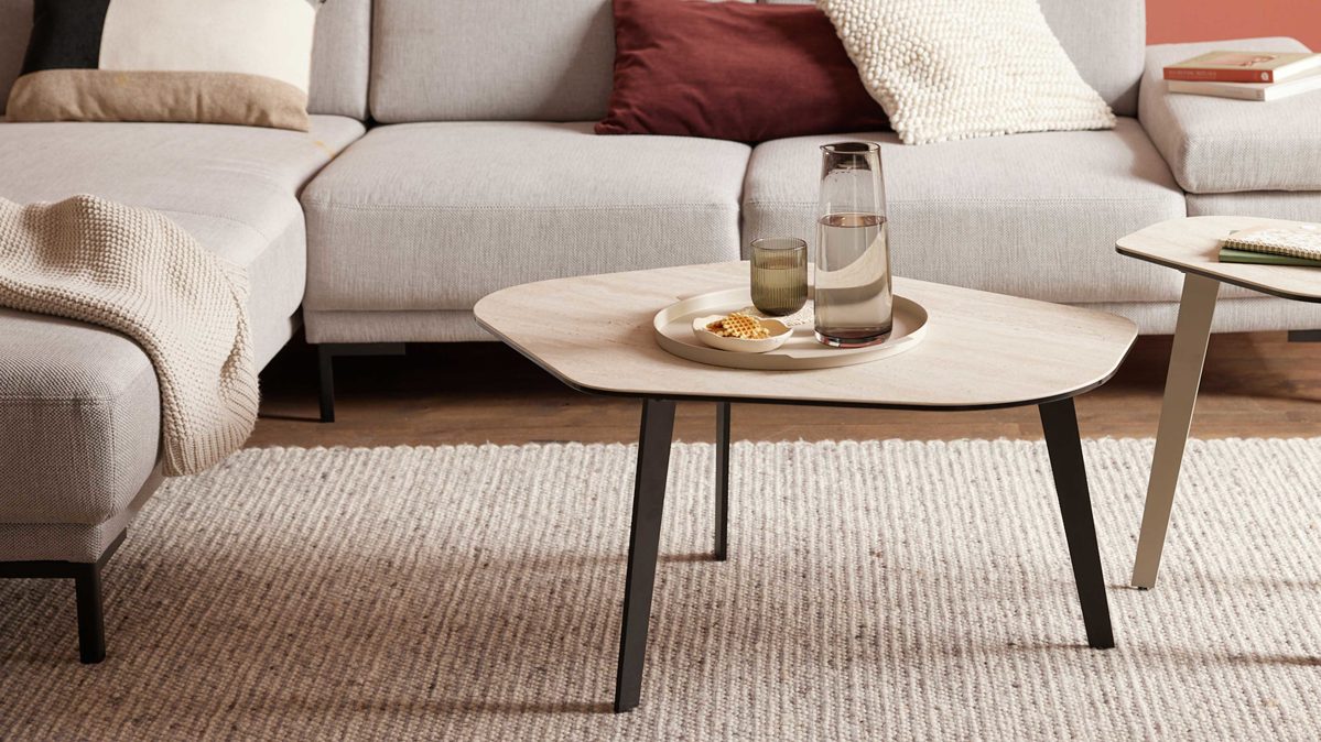 Couchtisch Interliving aus Keramik in Beige Interliving Couchtisch Serie 6231 - Couchtisch travertinfarbene Keramik & schwarzer Stahl - 92 x 65 cm