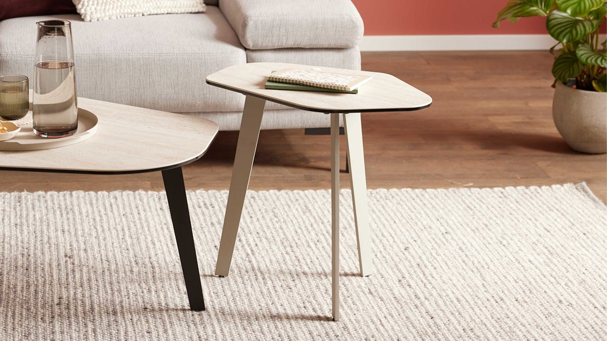 Beistelltisch Interliving aus Keramik in Beige Interliving Couchtisch Serie 6231 - Beistelltisch travertinfarbene Keramik & schwarzer Stahl - 55 x 50 cm