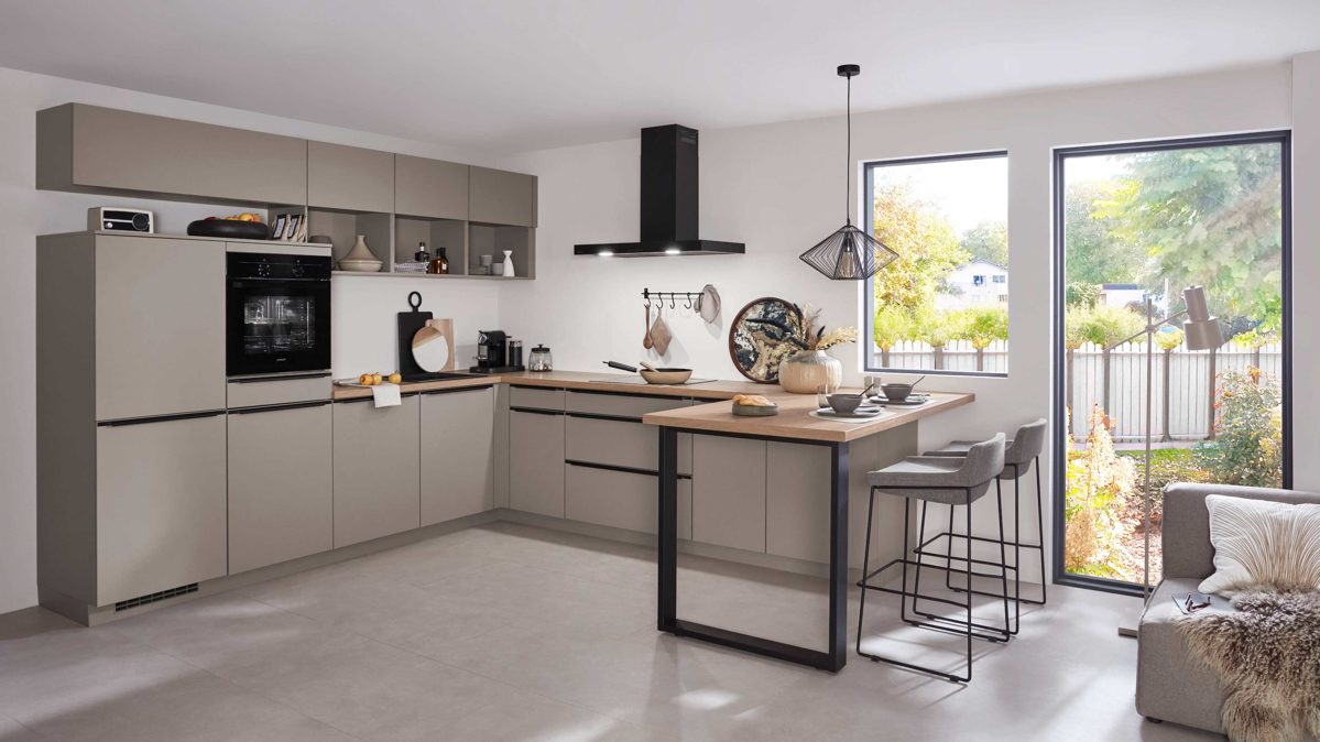 Einbauküche Nobilia® aus Holz in Beige nobilia® Einbauküche Laser mit Geräten und  Ansetztisch Macchiato & Eiche Honig - Stellfläche ca. 305 x 336 cm