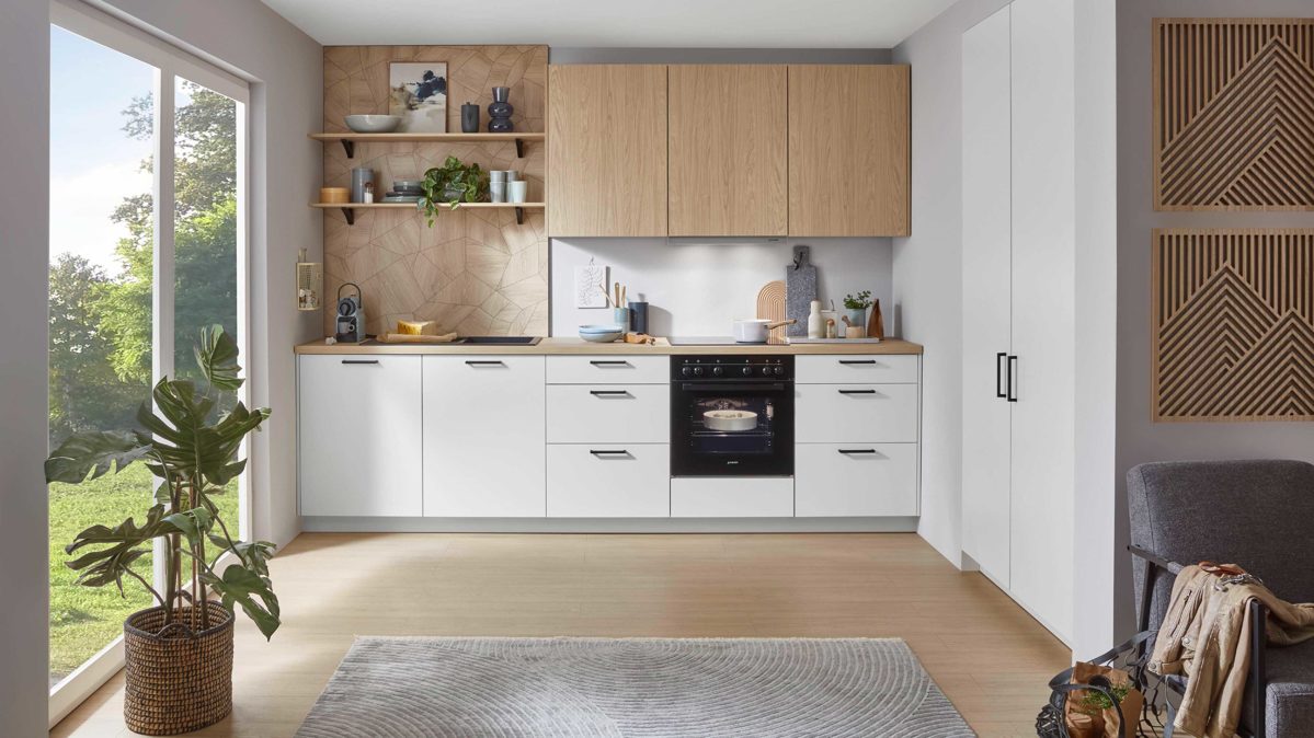 Einbauküche Nobilia® aus Holz in Weiß nobilia® Einbauküche Laser mit Geräten und Stauraumschränken Mattweiß & Eiche Como - zweiteilig