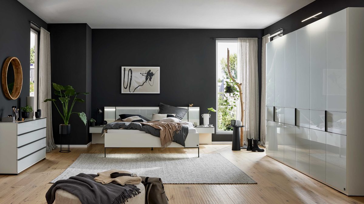 Möbelbeleuchtung Interliving aus Holz in Weiß Interliving Schlafzimmer Serie 1033 – Komplettzimmer mit Beleuchtung weißes Glas & Holz