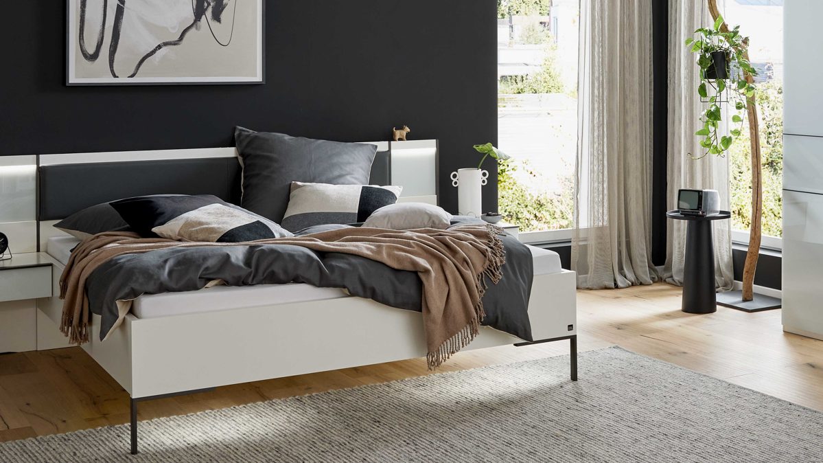 Bettgestell Interliving aus Holz in Dunkelgrau Interliving Schlafzimmer Serie 1033 – Bettgestell mit Polstereinlage lavafarbenes Kunstleder & Weiß - Liegefläche ca. 180 x 200 cm