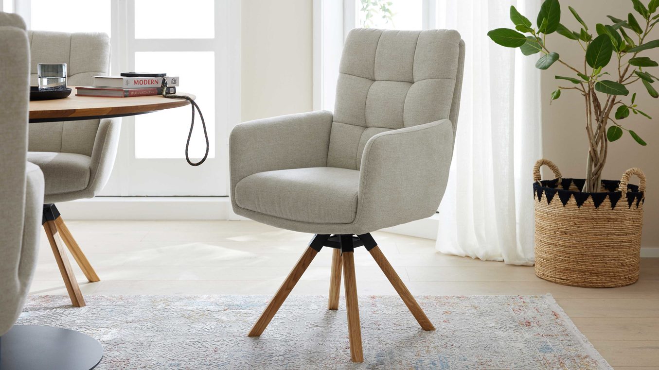 Vierfußstuhl Interliving aus Stoff in Weiß Interliving Esszimmer Serie 5116 – Armlehnstuhl cremeweißer Bezug Cyber & Eichenholzfüße