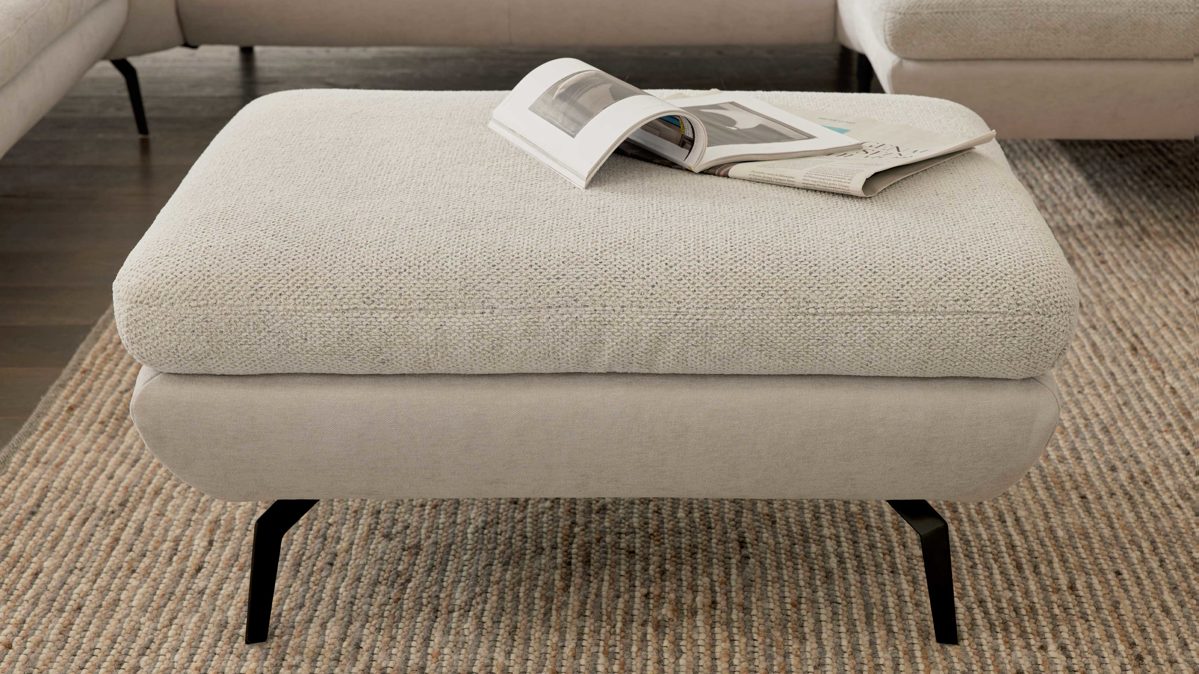 Polsterhocker Interliving aus Stoff in Creme Interliving Sofa Serie 4304 – XL-Polsterhocker ecrufarbener Bezug Macan & silberfarbener Bezug Vera – 95 x 47 cm
