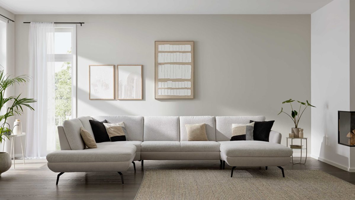 Ecksofa Interliving aus Stoff in Creme Interliving Sofa Serie 4304 – Wohnlandschaft ecrufarbener Bezug Macan & silberfarbener Bezug Vera – Stellfläche ca. 243 x 357 cm