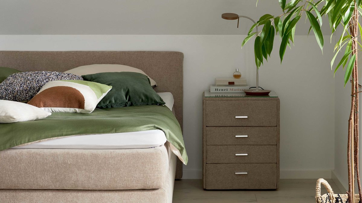 Nachtkommode Interliving aus Stoff in Beige Interliving Bettensystem Serie 1420 - Nachtkommode beige Chenille Toni - vier Schubladen, Breite ca. 50 cm