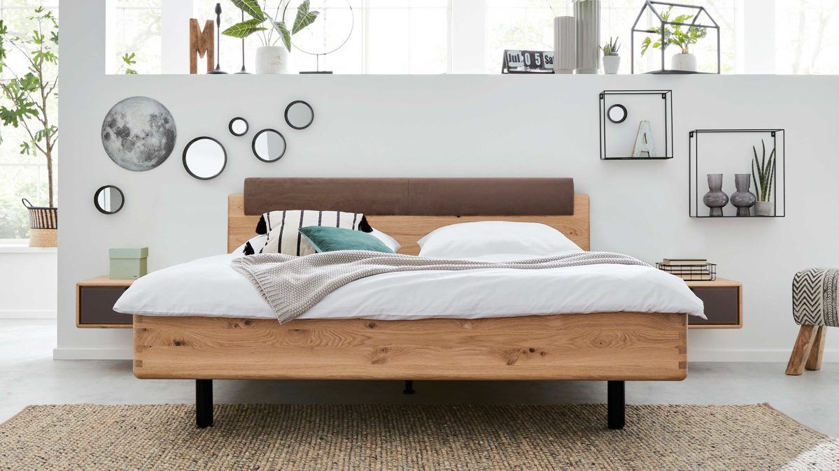 Bettgestell Interliving aus Holz in Grau Interliving Schlafzimmer Serie 1015 – Bettgestell sienafarbener Bezug Kano 9811 & Wildeiche – Liegefläche ca. 160 x 200 cm