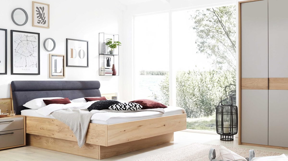 Bettgestell Interliving aus Holz in Anthrazit Interliving Schlafzimmer Serie 1023 – Bettgestell schwebend, Liegefläche ca. 200 x 200 cm - Balkeneiche & Anthrazit