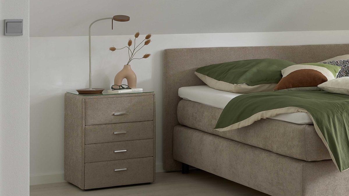 Nachtkommode Interliving aus Stoff in Beige Interliving Bettensystem Serie 1420 - Nachtkommode beige Chenille Toni - vier Schubladen, Breite ca. 50 cm