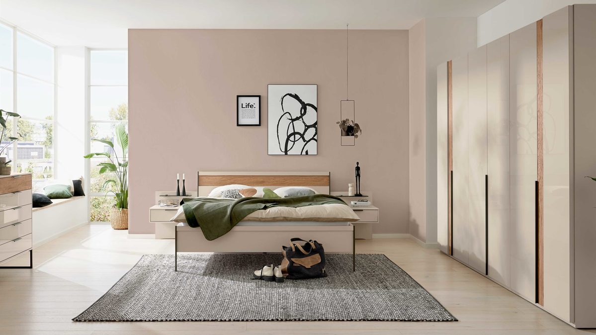 Komplettzimmer Interliving aus Holz in Hellgrau Interliving Schlafzimmer Serie 1035 – Komplettzimmer Champagner & Riffholz - vierteilig