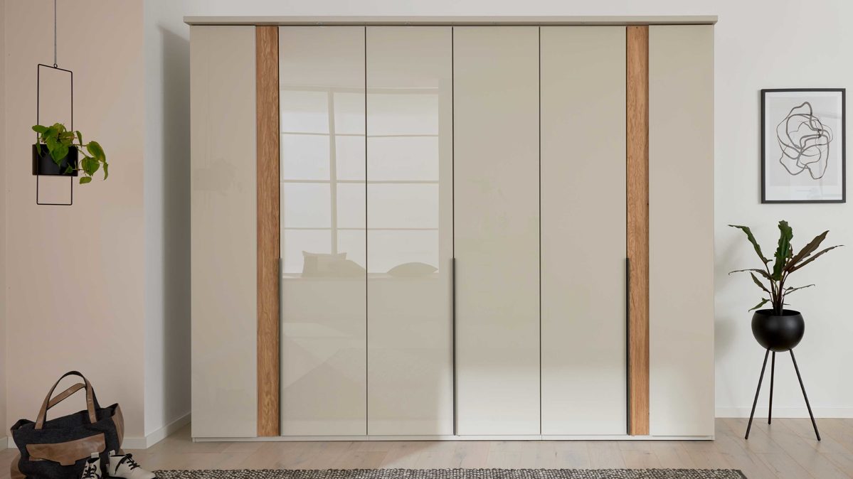 Kleiderschrank Interliving aus Holz in Hellgrau Interliving Schlafzimmer Serie 1035 – Kleiderschrank Champagner & Riffholz - sechs Türen, ca. 300 cm