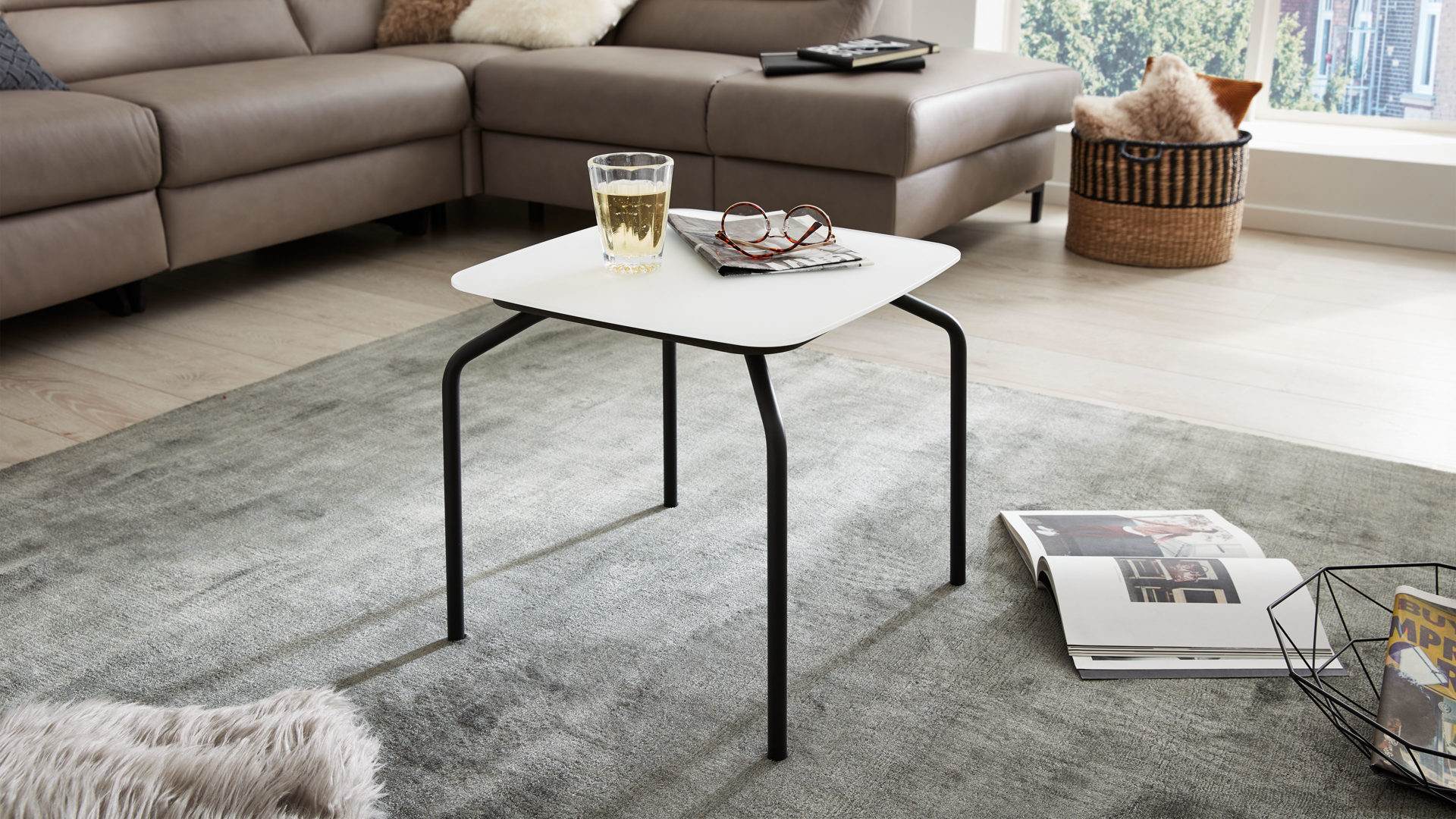 Couchtisch Venjakob | il aus Glas in Weiß Interliving Couchtisch Serie 6204 – V470-1847L weißes Glas & anthrazitfarbene Metallfüße – ca. 43 x 42 x 43 cm