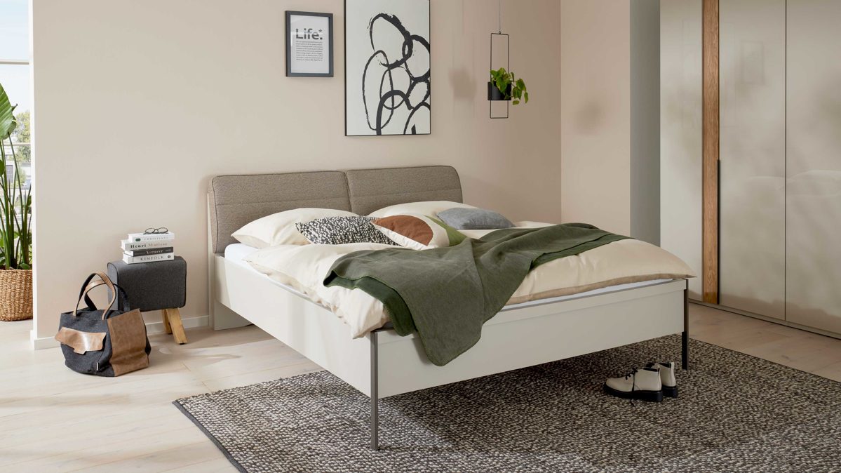 Bettgestell Interliving aus Holz in Grau Interliving Schlafzimmer Serie 1035 – Bettgestell mit Polsterkopfteil grauer Webstoff & Champagner - Liegefläche ca. 180 x 200 cm