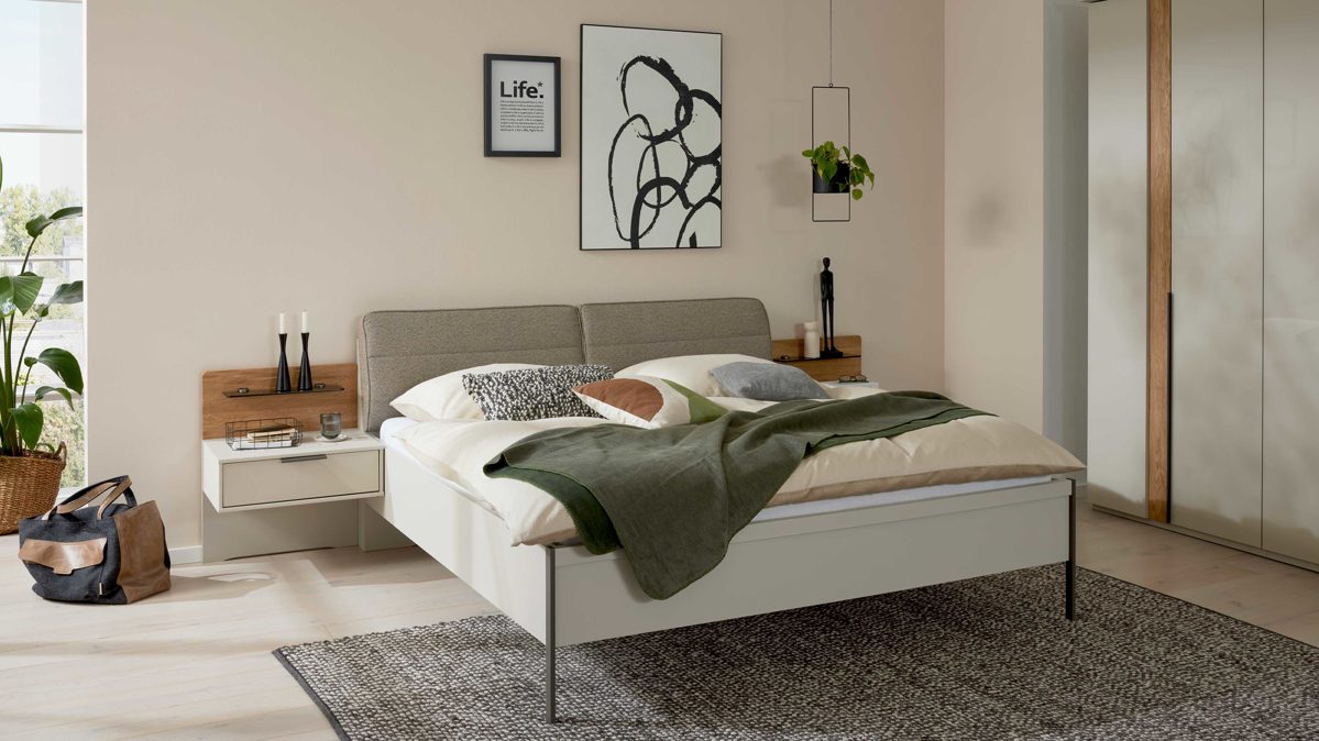 Bettgestell Interliving aus Holz in Grau Interliving Schlafzimmer Serie 1035 – Bettgestell mit Polsterkopfteil und Beimöbeln Webstoff Sahara, Riffholz & Champagner - fünfteilig, Liegefläche ca. 180 x 200 cm