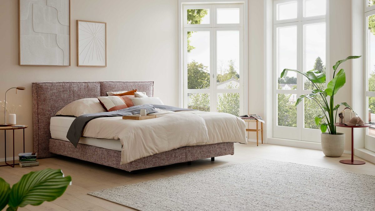 Boxspringbett Interliving aus Stoff in Rot Interliving Boxspring Bett Serie 1421 magnolienfarbener Bezug Freya 160 - Liegefläche ca. 180 x 200 cm