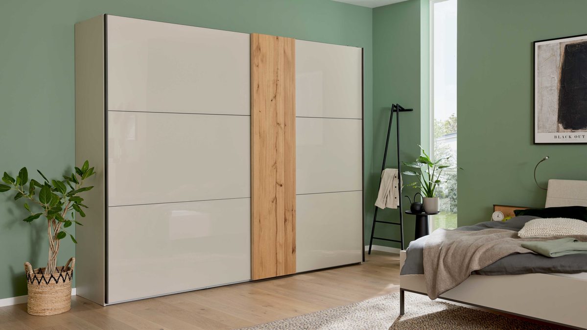 Kleiderschrank Interliving aus Holz in Hellgrau Interliving Schlafzimmer Serie 1036 – Schwebetürenschrank Champagner & Kernholz - zwei Türen, ca. 300 cm