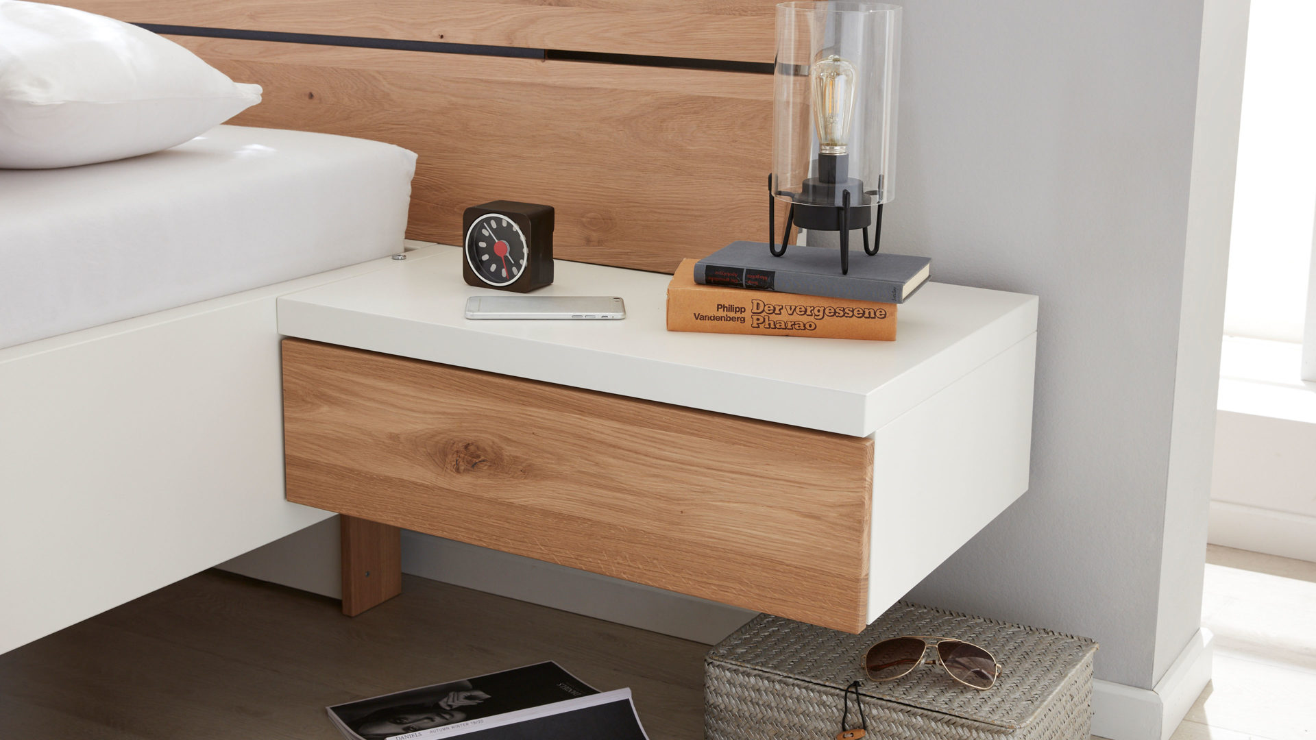 Nachtkommode Interliving aus Holz in Holzfarben Interliving Schlafzimmer Serie 1019 – Hängekonsole Wildeiche & weißer Mattlack – eine Schublade, rechts