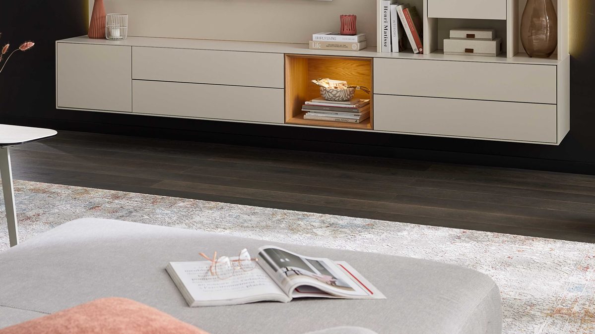 Lowboard Interliving aus Holz in Beige Interliving Wohnzimmer Serie 2034 - Lowboard beiger Lack & Eiche - vier Schubladen, eine Tür, Länge ca. 270 cm