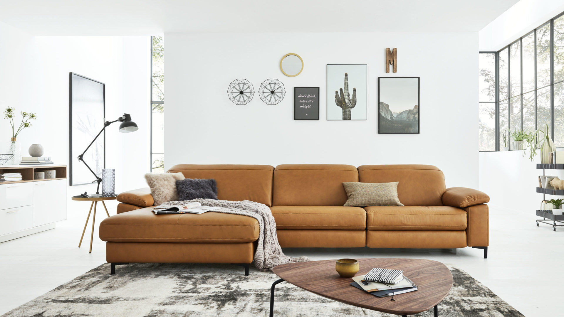 Ecksofa Interliving aus Leder in Orange Interliving Sofa Serie 4054 – Ecksofa kurkumafarbenes LongLife-Leder Vivre & schwarze Metallfüße – Stellfläche ca. 176 x 347 cm