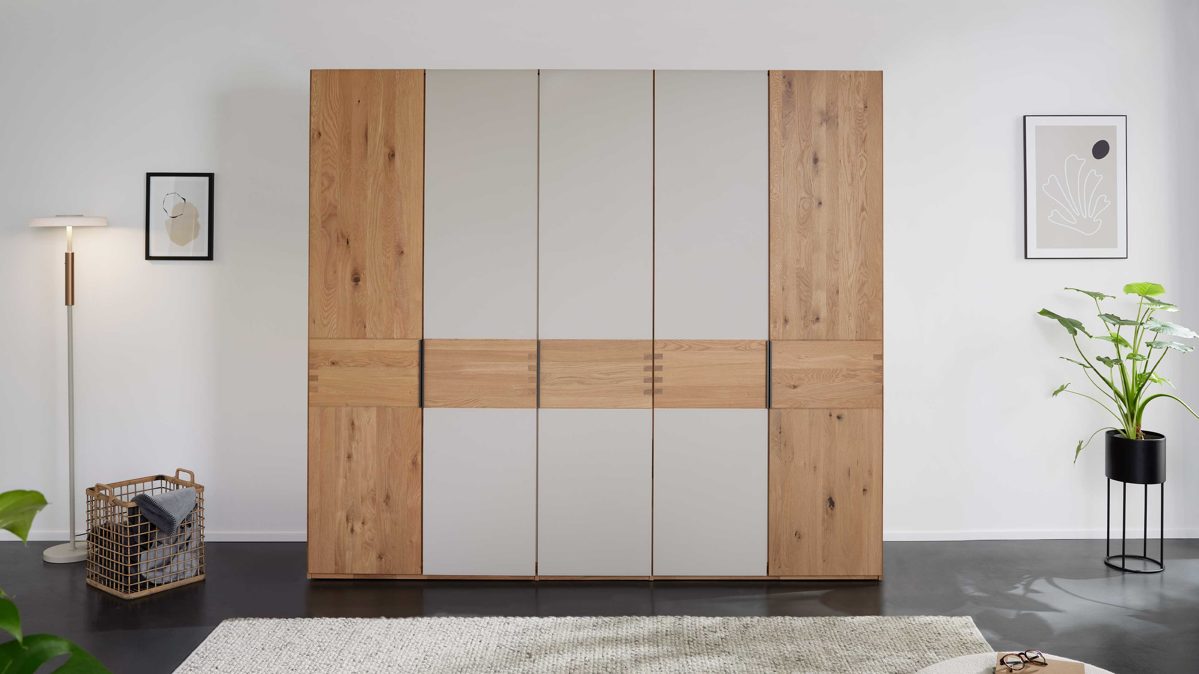 Kleiderschrank Interliving aus Holz in Holzfarben Interliving Schlafzimmer Serie 1015 – Kleiderschrank Wildeiche - fünf Türen, ca. 252 cm
