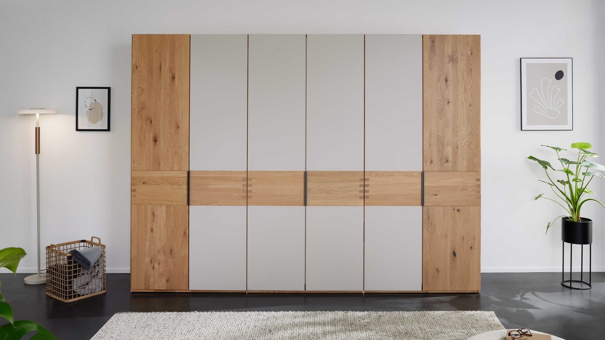 Kleiderschrank Interliving aus Holz in Holzfarben Interliving Schlafzimmer Serie 1015 – Kleiderschrank Wildeiche - sechs Türen, ca. 302 cm