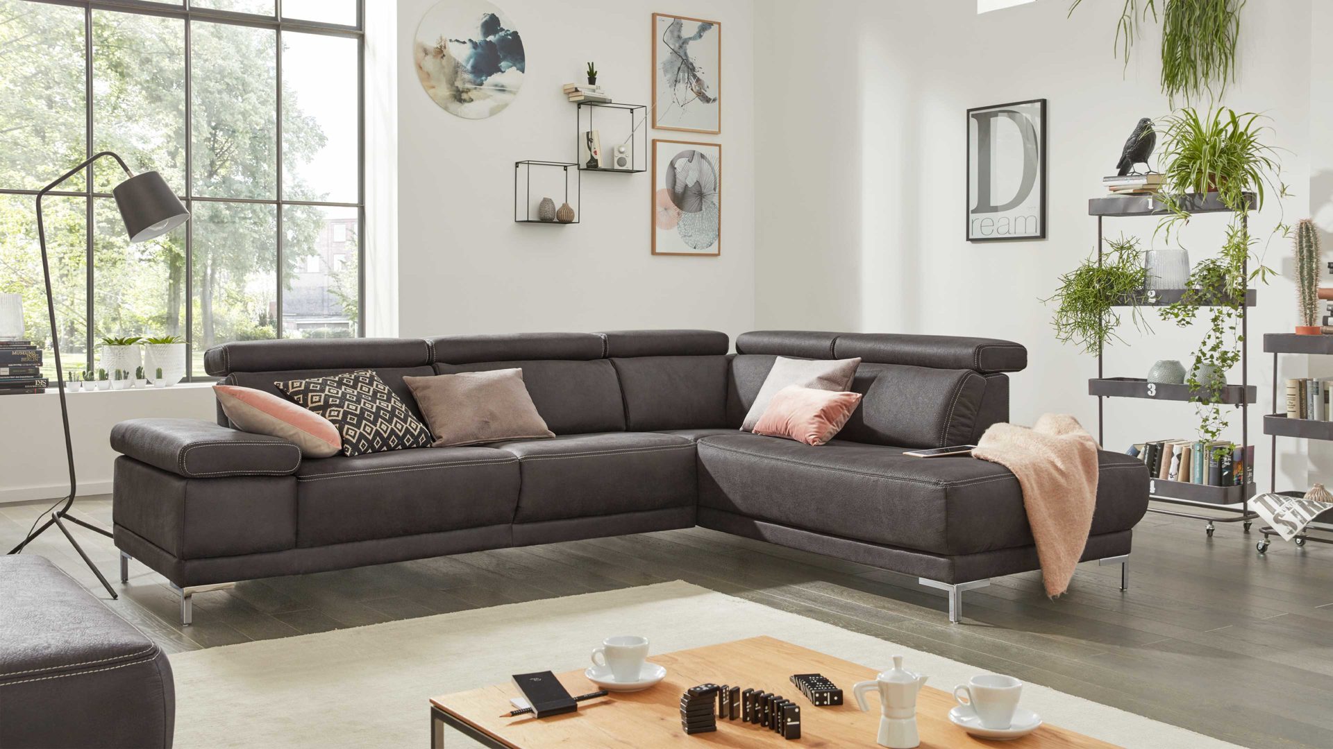 Ecksofa Interliving aus Stoff in Anthrazit Interliving Sofa Serie 4252 – Ecksofa anthrazitfarbener Stoffbezug Büffel & Metallfüße – Stellfläche ca. 275 x 220 cm