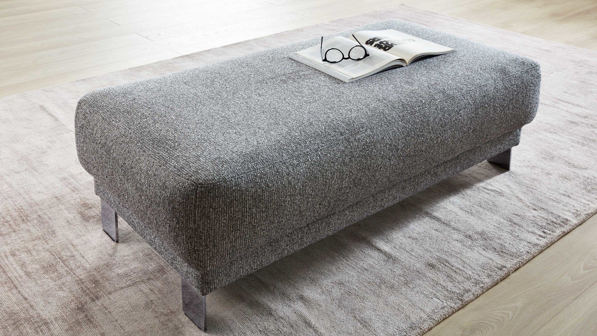 Polsterhocker Interliving aus Stoff in Grau Interliving Sofa Serie 4252 – Polsterhocker 30016 stahlfarbener Bezug Sneak 149 & Metallfüße 4.31 – ca. 125 x 65 cm