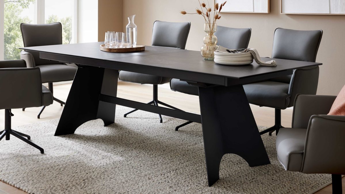 Auszugtisch Interliving aus Keramik in Schwarz Interliving Esszimmer Serie 5123 – Kulissentisch Glas-Keramik Oxid & schwarzes Metall - ca. 220 - 340 x 100 cm