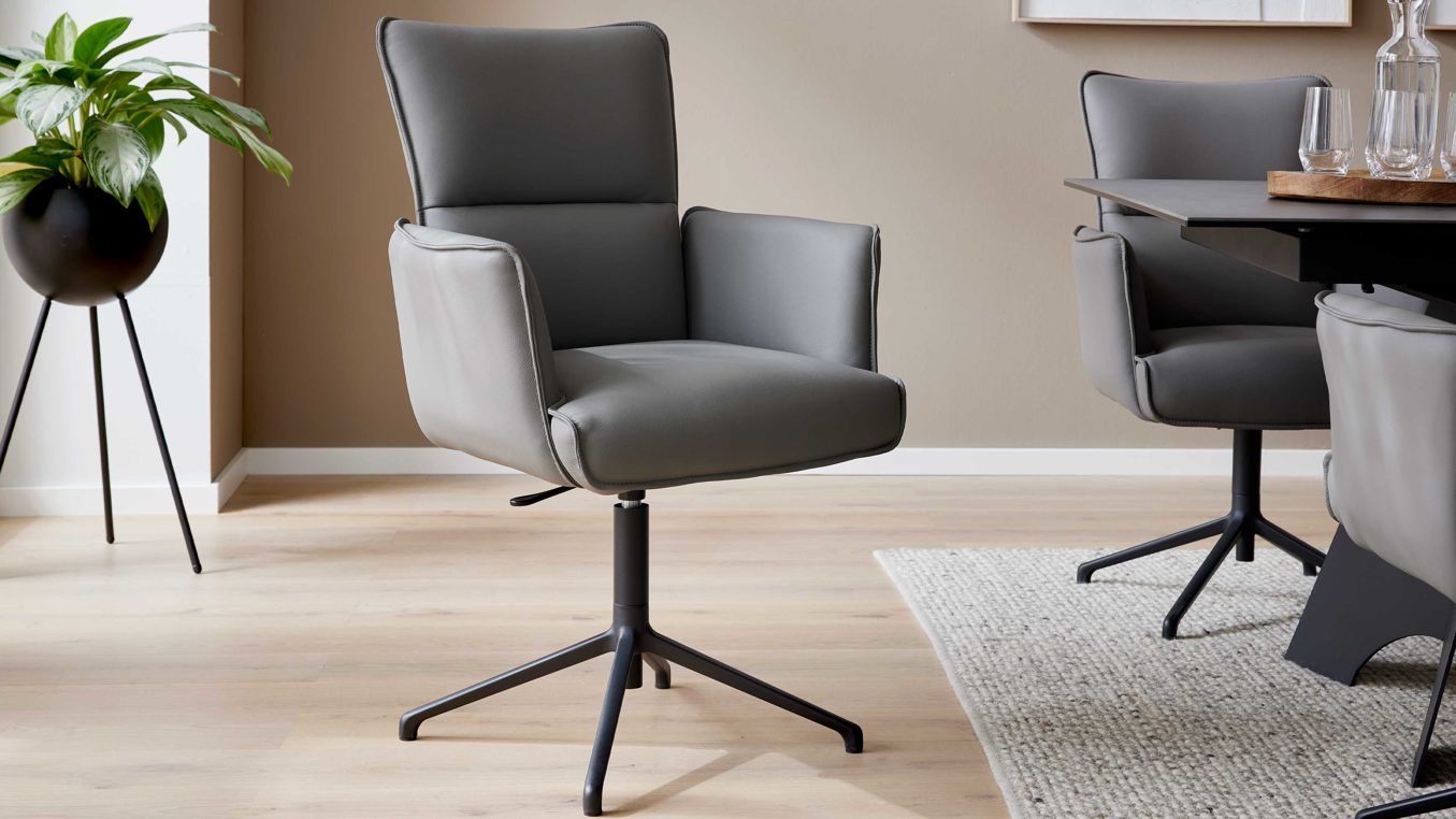 Vierfußstuhl Interliving aus Leder in Hellgrau Interliving Esszimmer Serie 5123 – Armlehnstuhl mit Funktionen hellgraues Leder Fog & schwarzes Metall