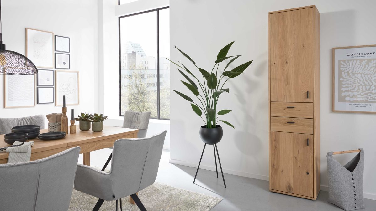 Einzelschrank Interliving aus Holz in Holzfarben Interliving Wohnzimmer Serie 2024 - Schrank Eiche - zwei Türen, zwei Schubladen, Höhe ca. 208 cm